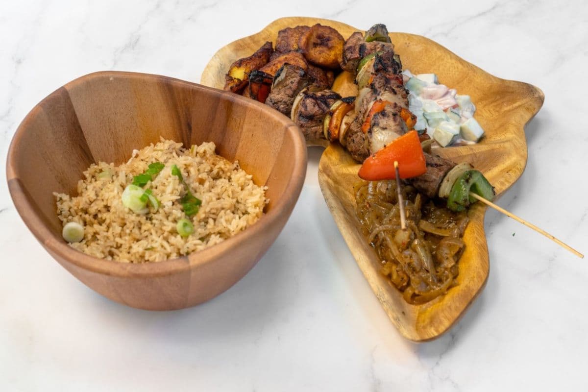 Assiette mixte une brochette de poulet et une brochette de boeuf filet mignon / Mixed one Filet Mignon Beef Skewer and Chicken Skewer Plate