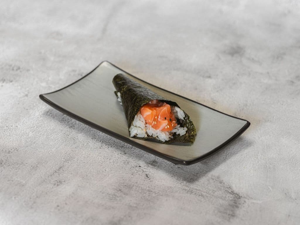 H01 Salmon Handroll (1pc)