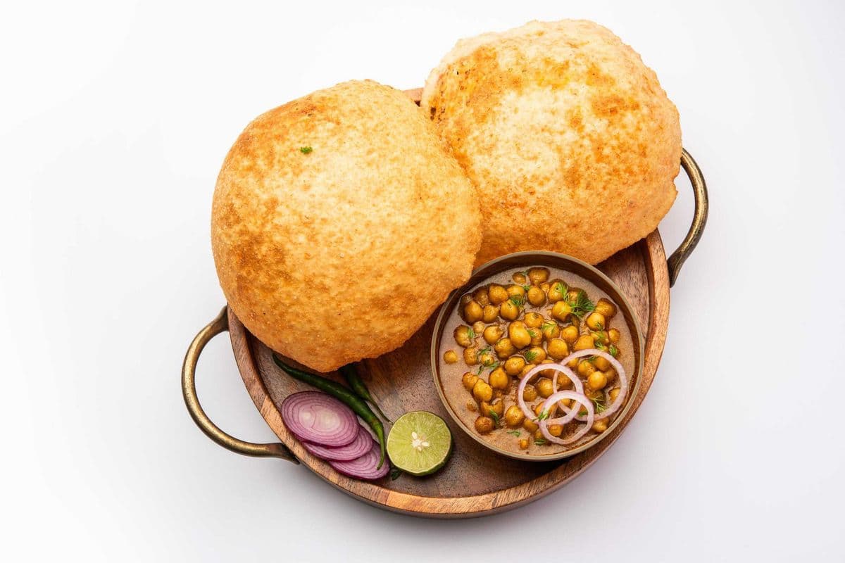 Puri Chole (2Pcs) Pickle & Raita