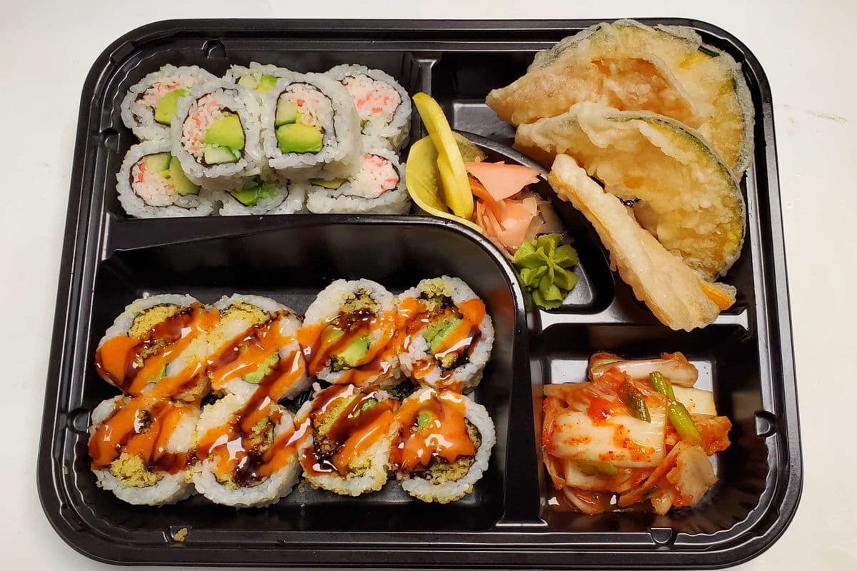 Spicy Salmon Roll (16 pcs)