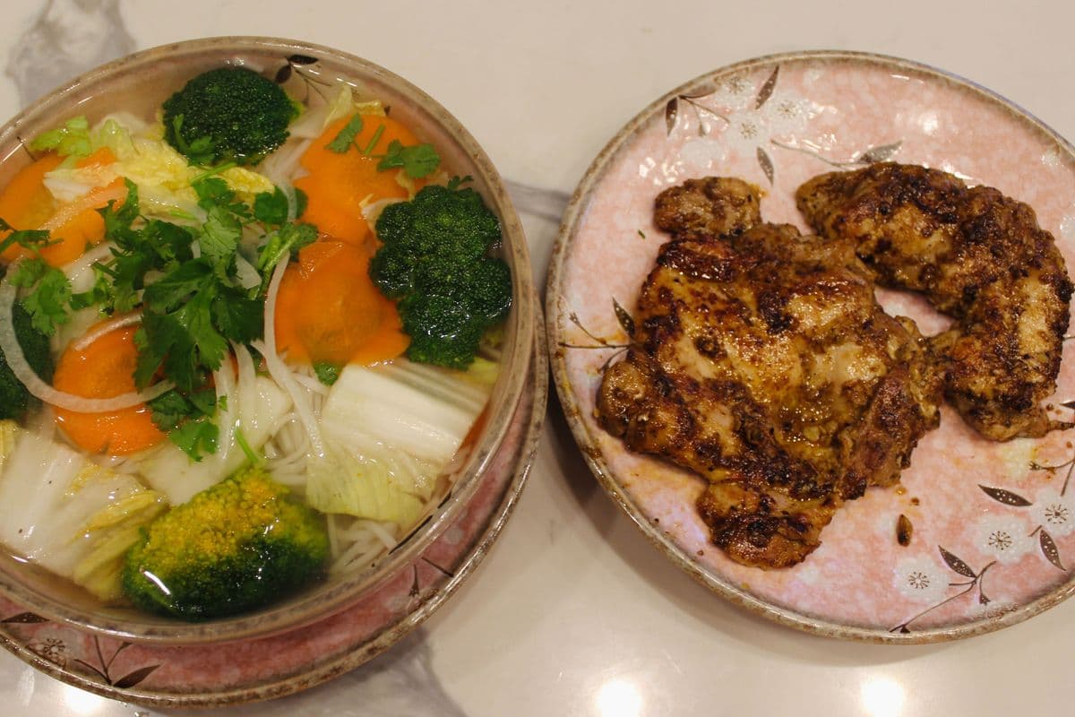 P13. Grilled LemonGrass Chicken Rice Noodle Soup / 香茅豬扒或雞扒湯粉 / 구운 레몬그라스 돼지갈비 or 치킨 쌀국수