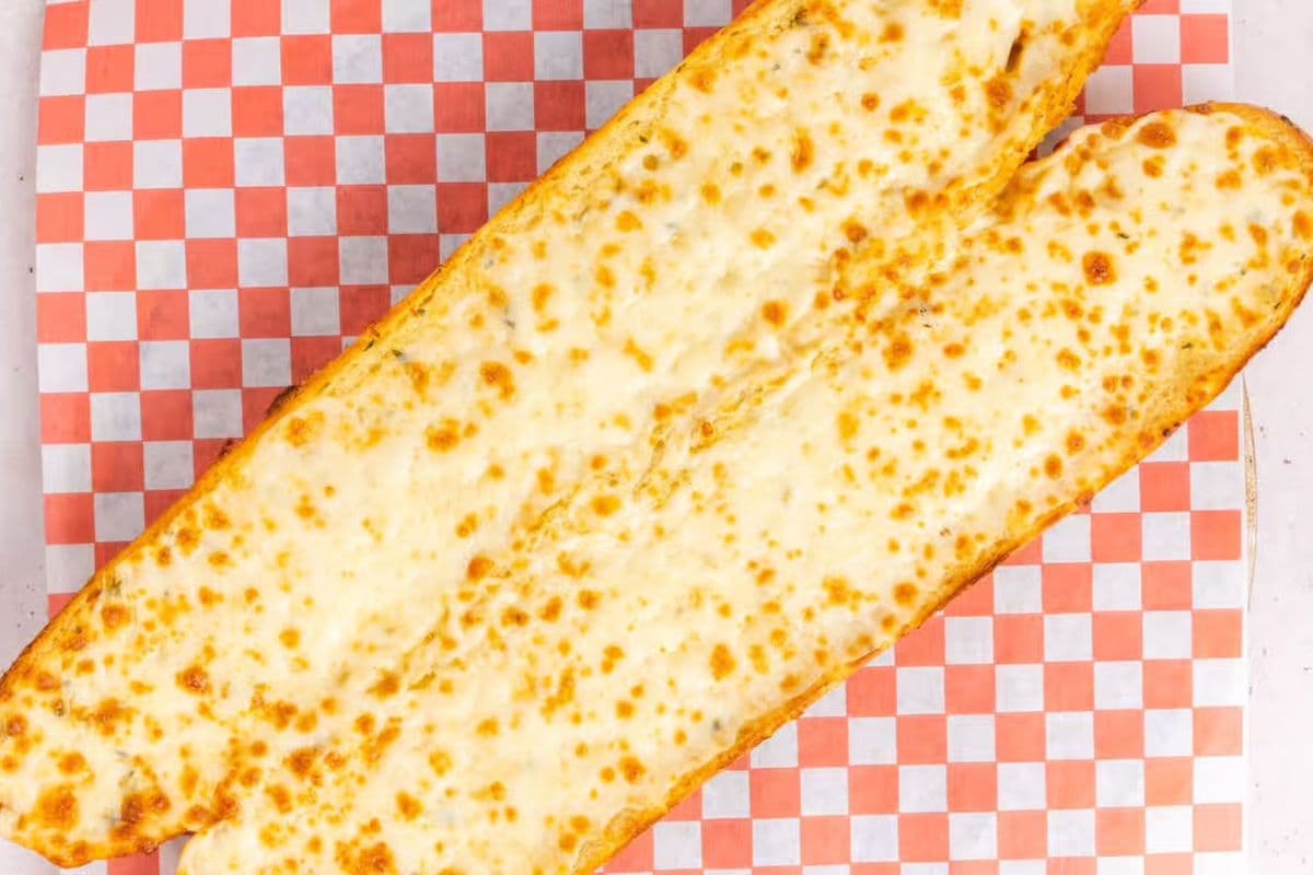 Garlic Bread with Cheese (570 Cal)