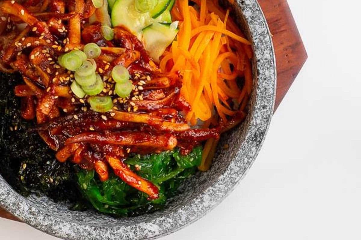 Ojingeo Bibimbab (오징어돌솥비빔밥 辣鱿鱼石锅拌饭)