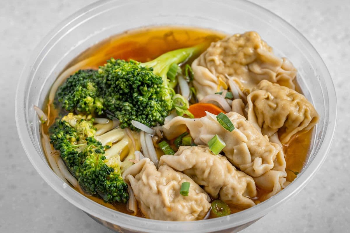 J.soupe wonton et nouilles avec broccoli/wonton noodles soup