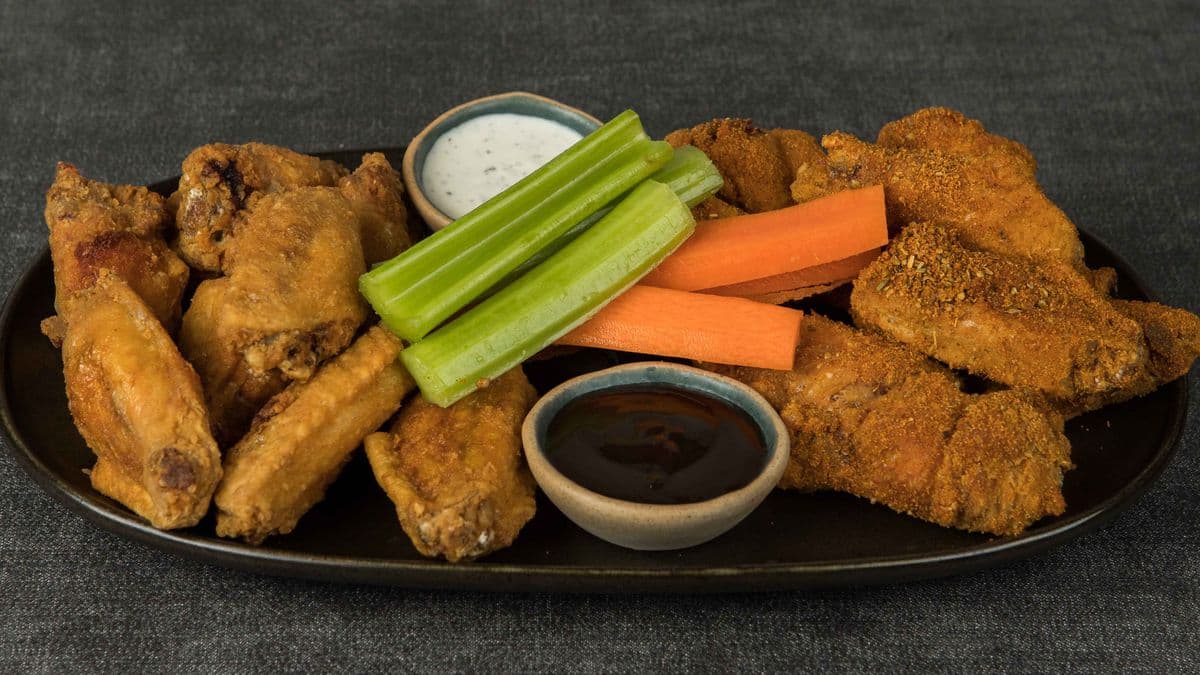 2lbs Wings, Veggies, and Dip
