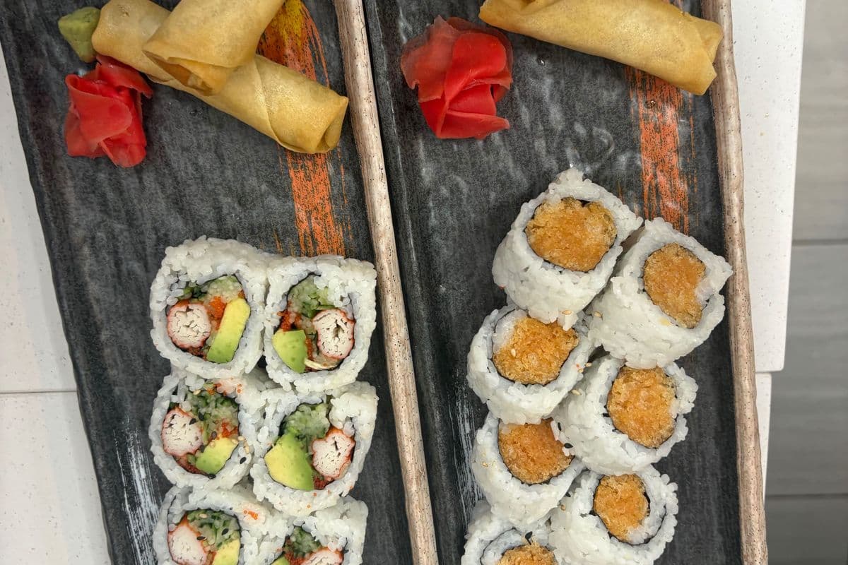Spicy Salmon Crunch Roll( 8PC)+ Spring Roll(2pc)+Juice(200ml)