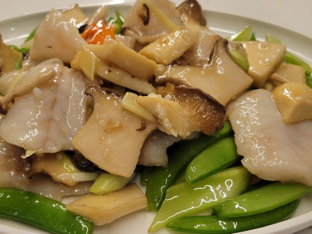 SF3 Wok Seared King Oyster Mushrooms w/ Grouper Fillet 皇子菇油泡班球