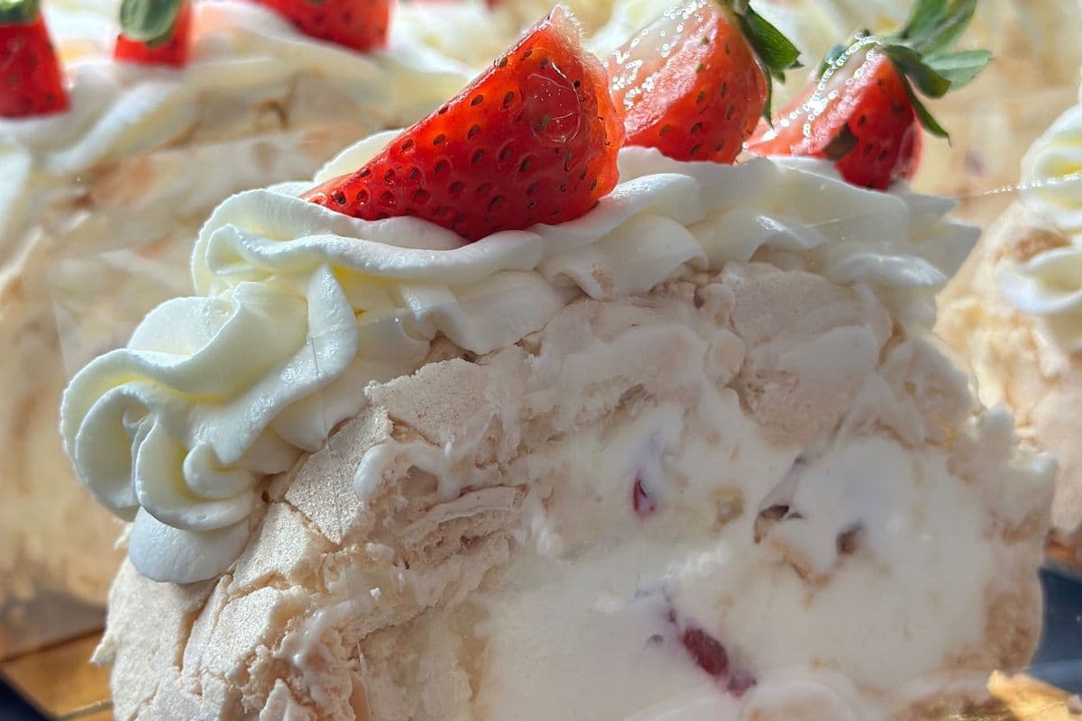 (New!) Pavlova Roll Cake