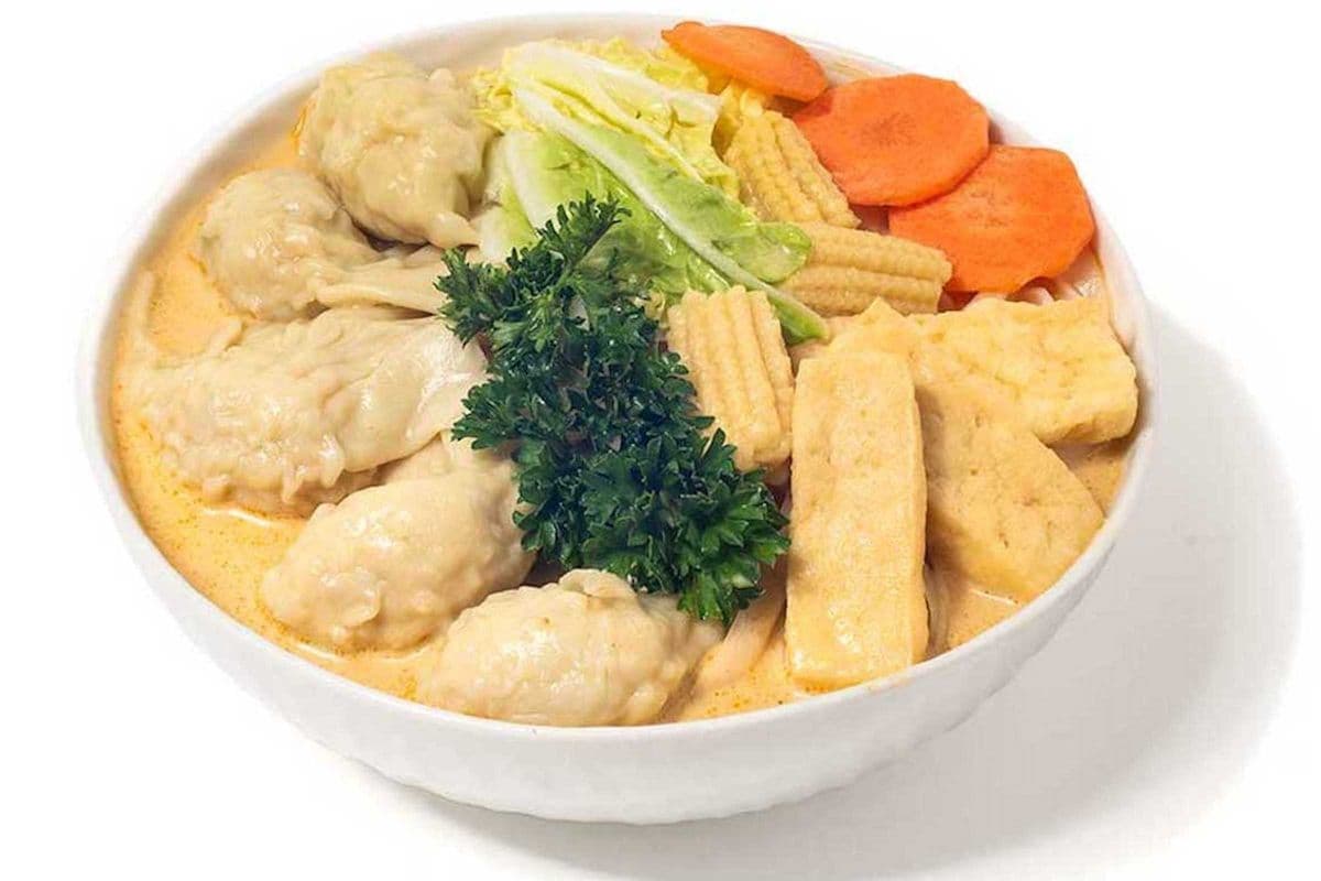 Aromatic Yellow Curry Soup with Kimchi Pork Vegetable Wonton (4 pcs)