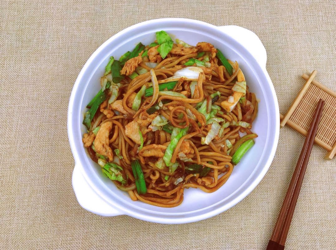 Stir-Fried Chicken Noodles in Soy Sauce 鸡肉炒拉面