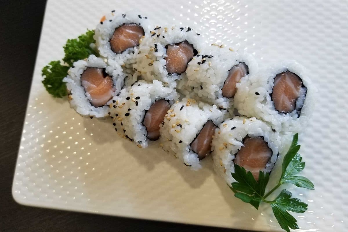 Salmon Roll (8pcs)