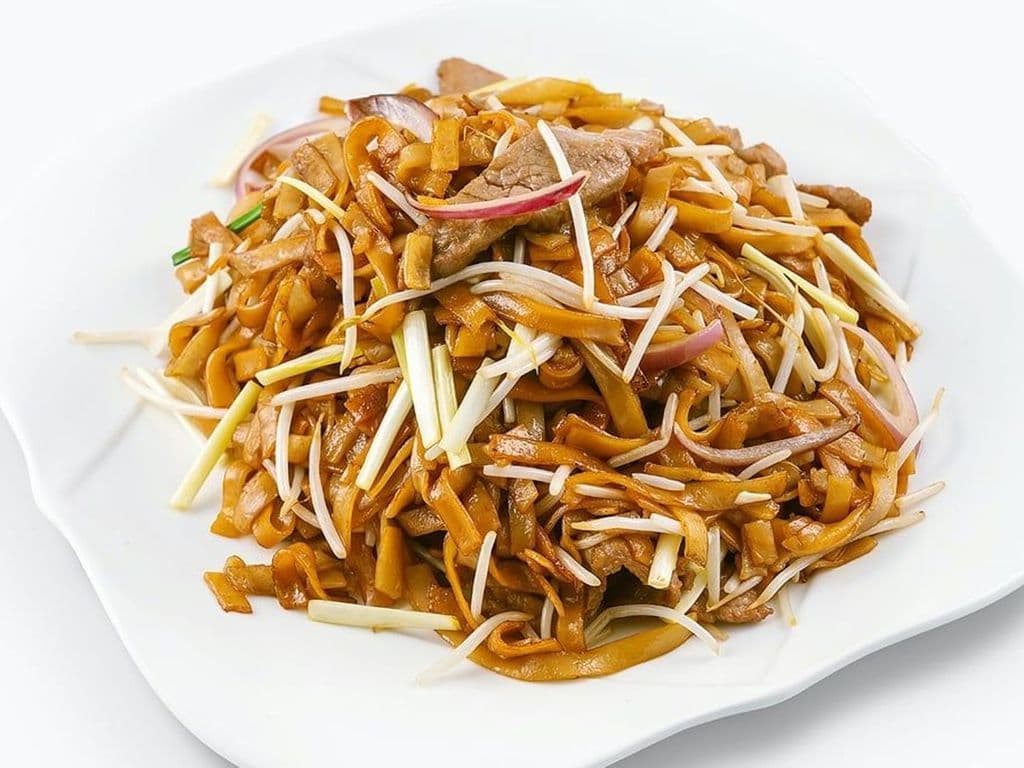907 Stir Fried Rice Noodle with Beef & Soy Sauce 港式乾炒牛河