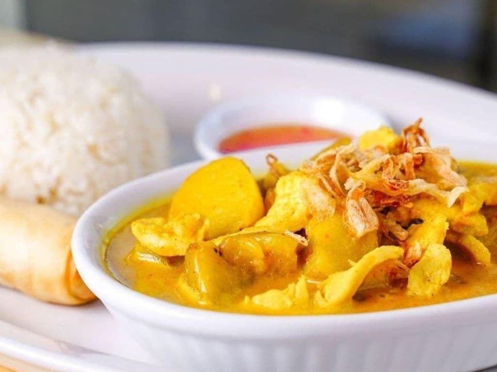 L5Y. Yellow Curry with Potatoes Topped with Crispy Shallots
