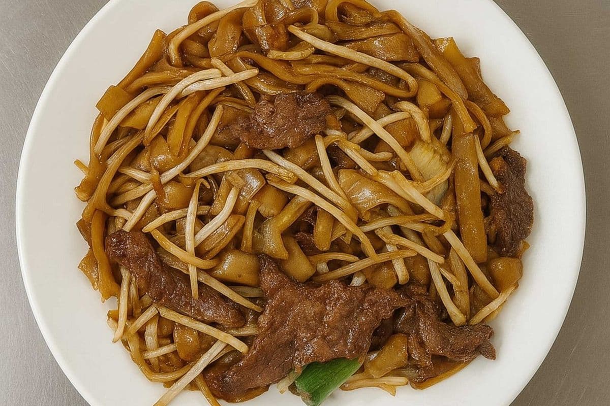 F12. Stir Fried Flat Rice Noodle with Beef in Soy Sauce - 乾炒牛河