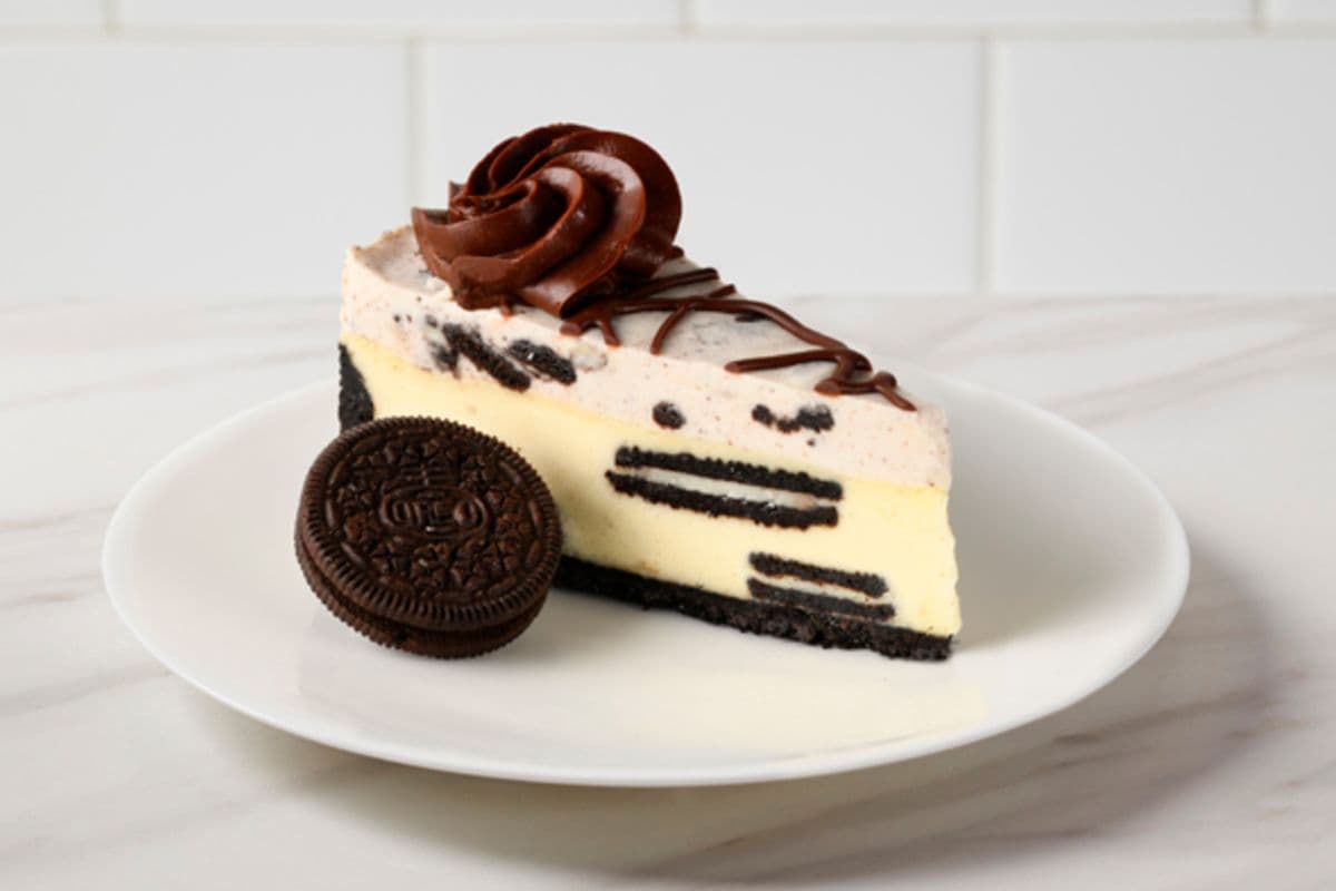 Tranche de gâteau au fromage crémeux aux Oreo / Oreo Cookies and Cream Cheesecake Slice