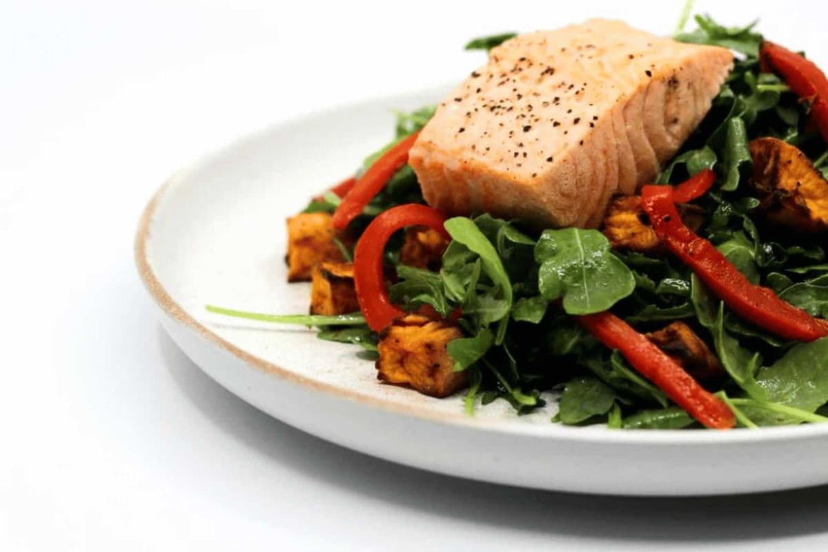 Agugula Salad with Steamed Atlantic Salmon (1 portion)