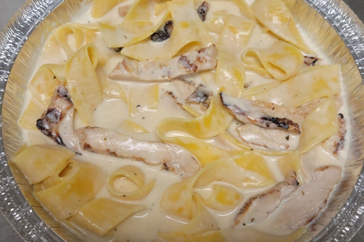 Fettuccine Alfredo avec poulet griller/with grilled Chicken