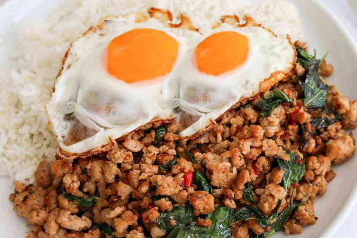 Pad Kra Pao (Pad Krapow) (2 eggs, stir-fried ground pork, white onions, basil, and green beans served with rice)