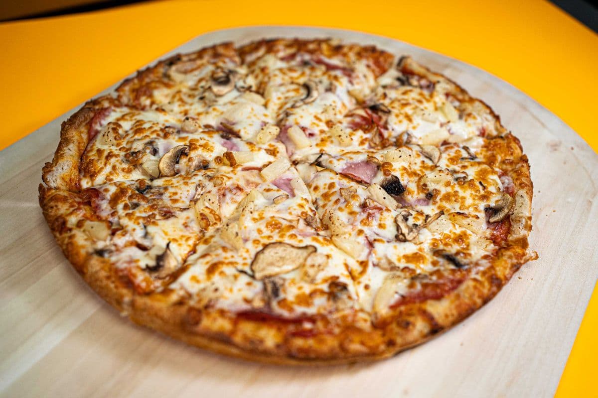 10" Small Hometown Hungry Man Pizza