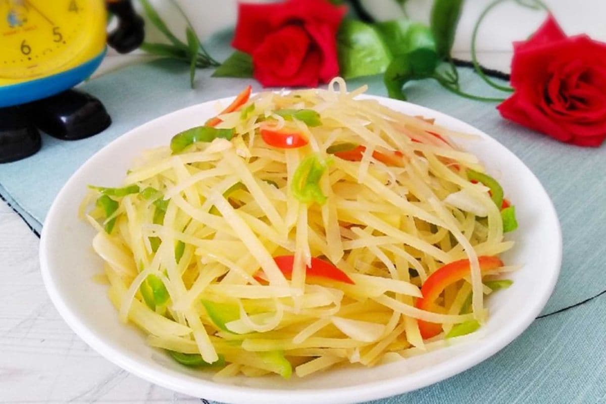 13. Stir Fried Shredded Potato with Green Pepper (尖椒土豆丝)