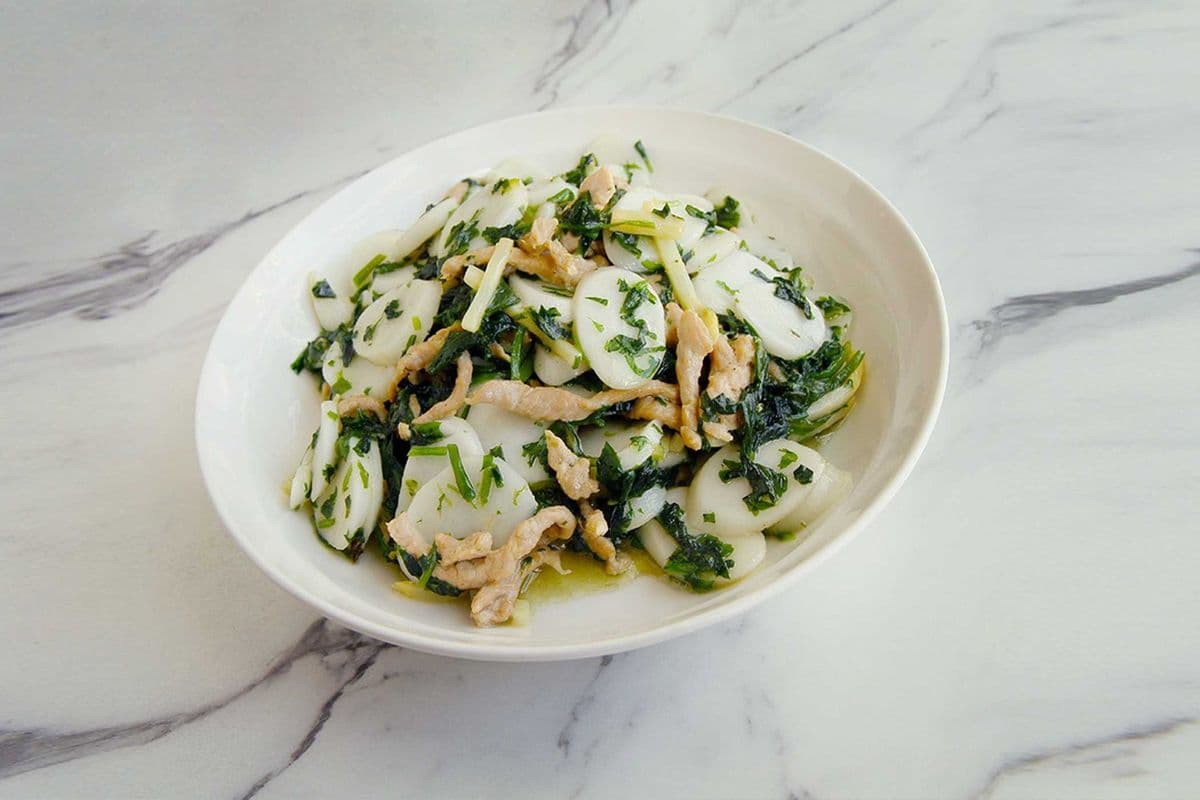 Stir Fried Rice Cake with Chinese Spinach and Chicken 薺菜炒年糕(雞)