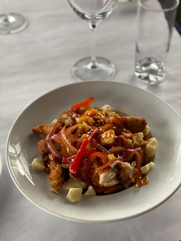Poutine à la Mart’s de style général tao