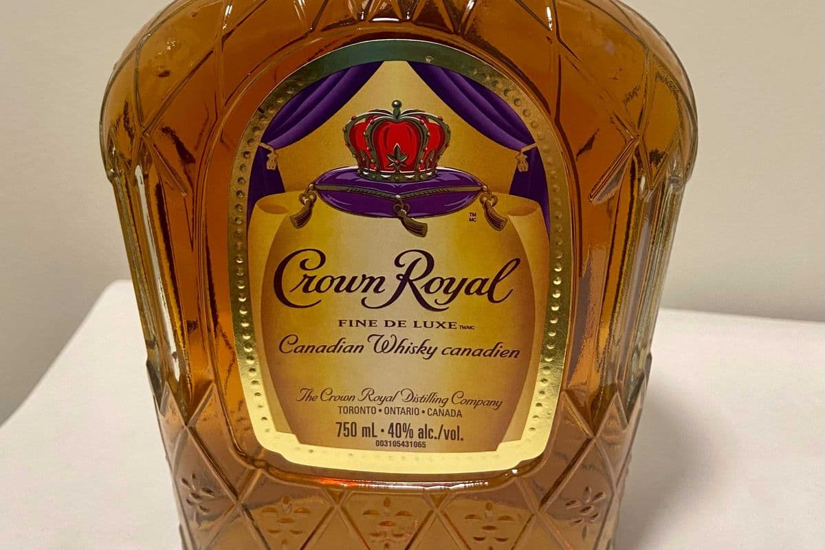 CROWN ROYAL - 750 ML (1 x 750 ML)