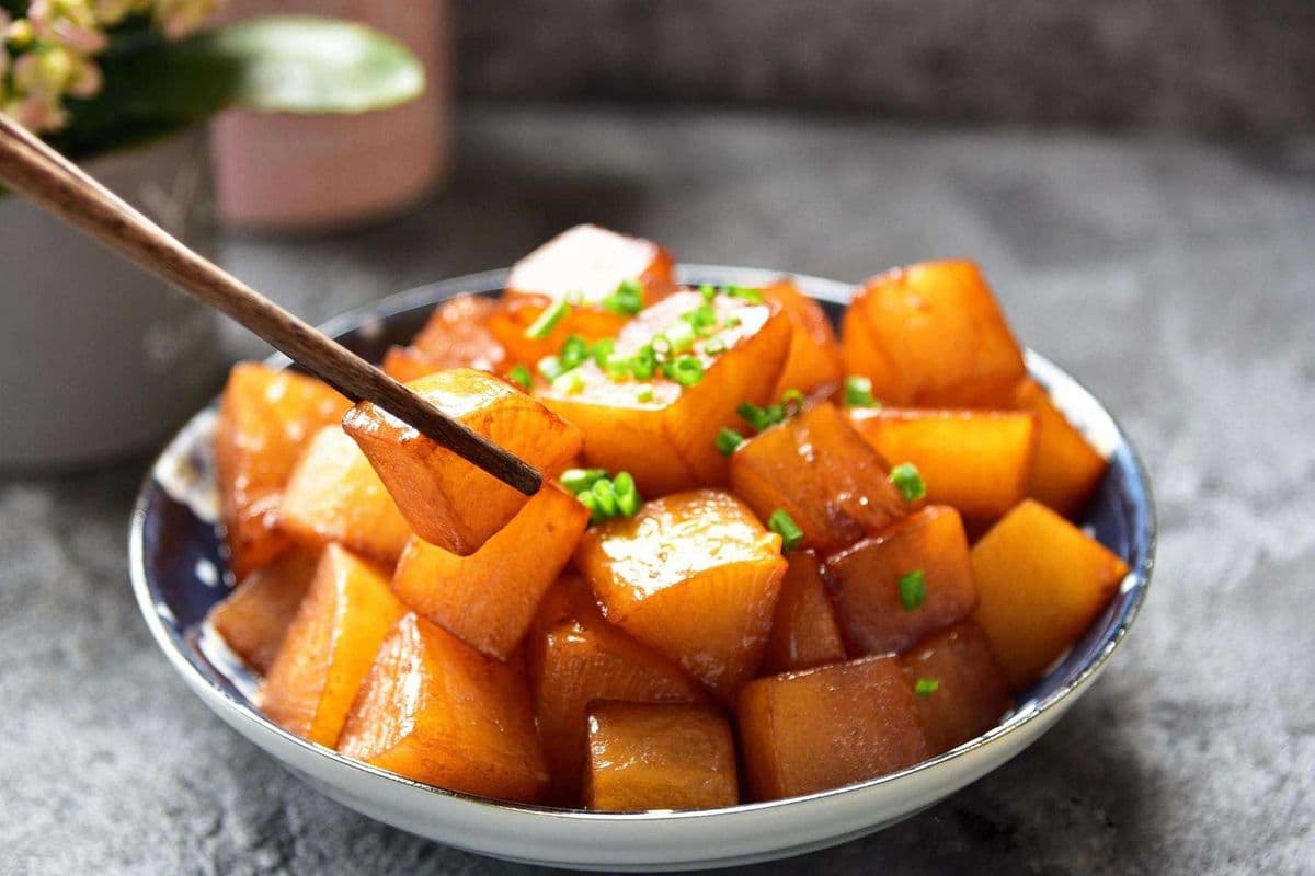 16. Braised White Radish (红烧萝卜)