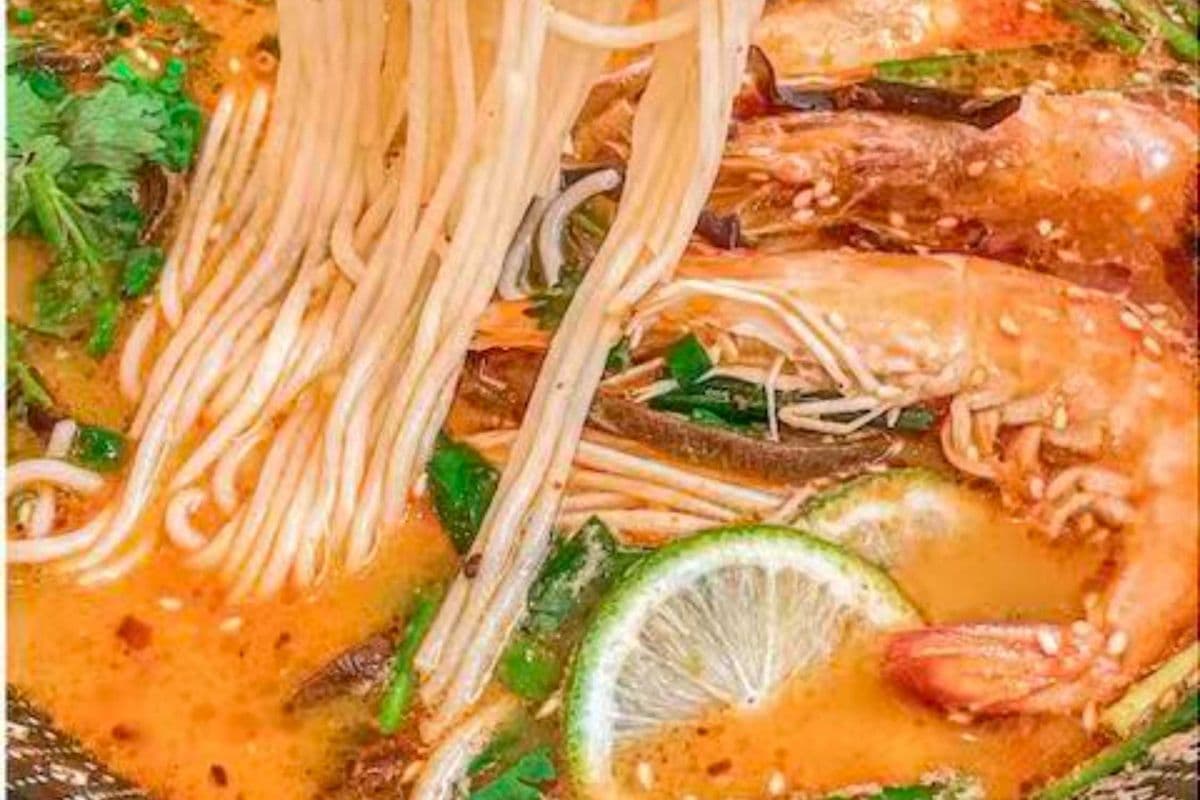 Tom Yum Prawn Rice Noodles + Half French Toast 大虾冬阴功米线 + 半份西多士