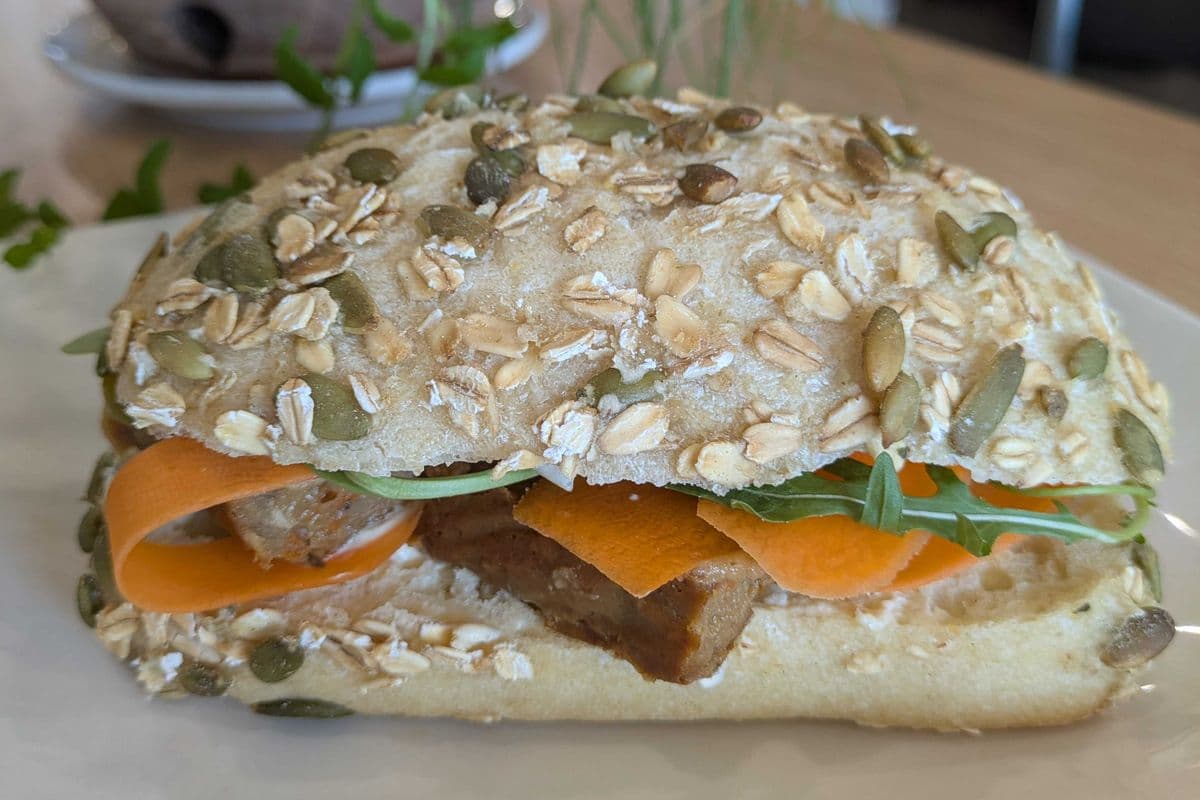 Sandwich végan aux cornichons