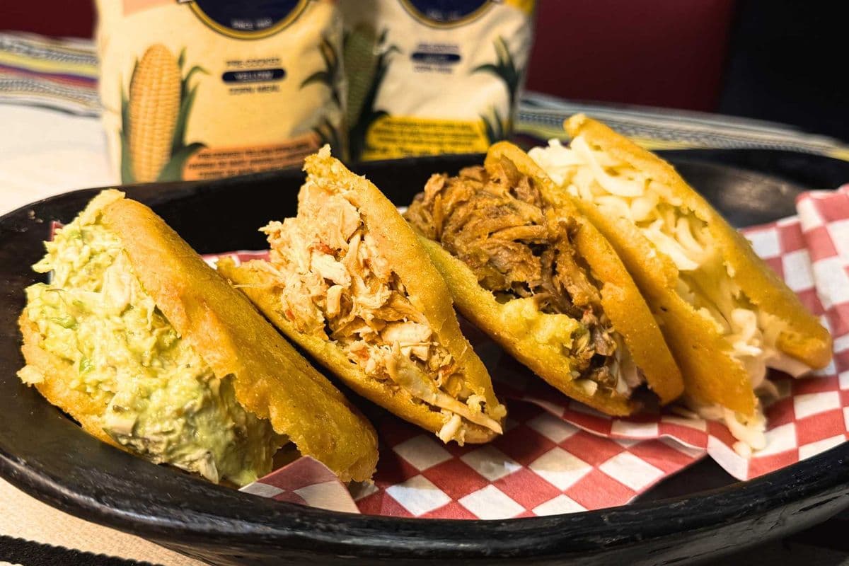 Arepa frita de pollo
