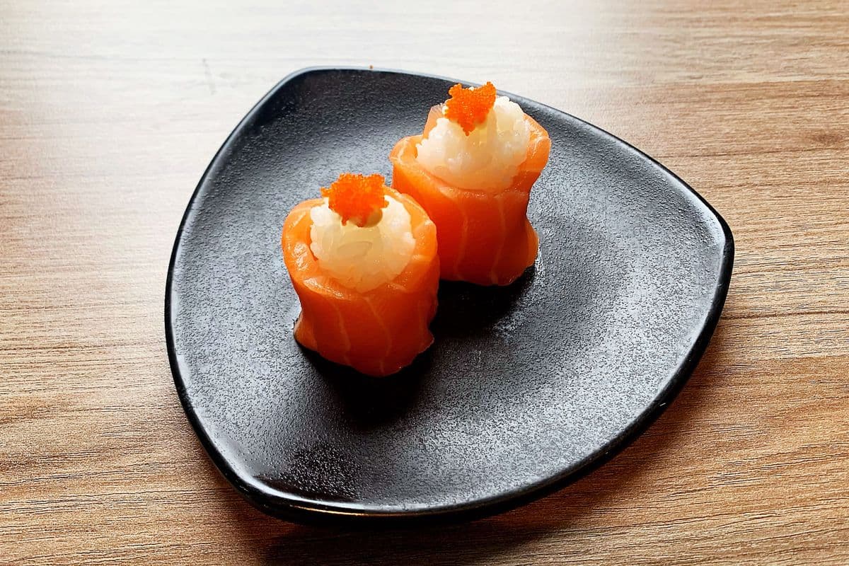 111. Sushi au rose de saumon