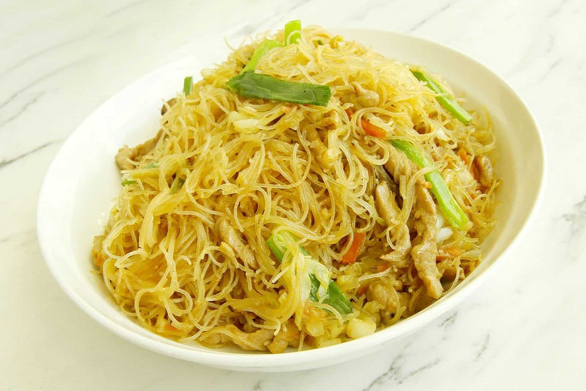 Stir Fried Rice Noodles with Pork and Vegetable 炒米粉