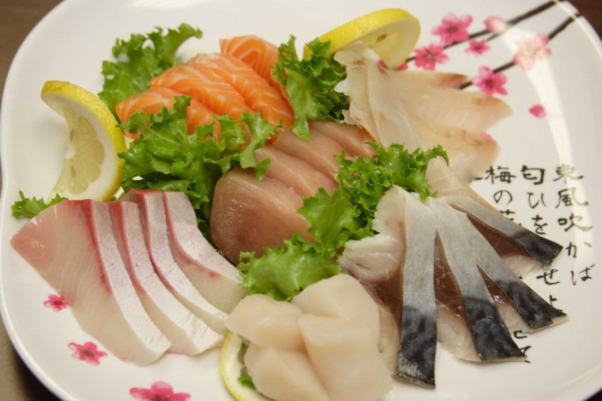 Deluxe Sashimi (24 pcs)