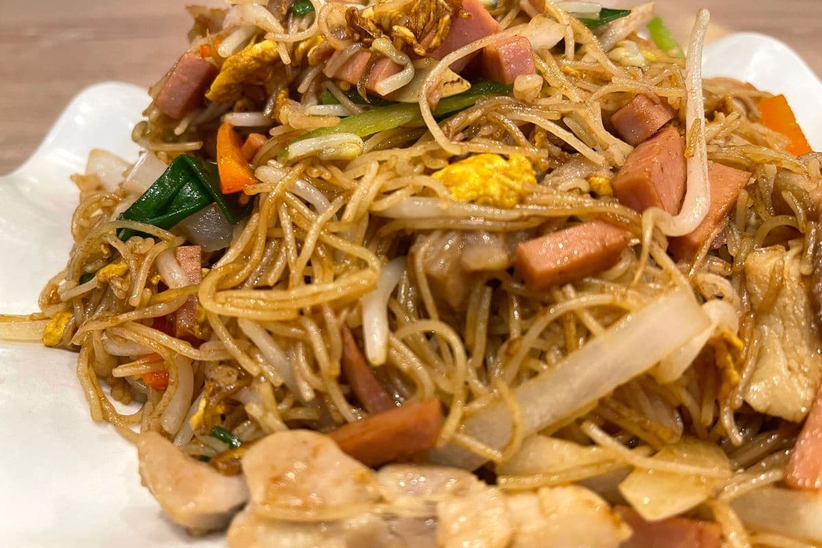 Stir Fried Vermicelli w. Pork, Chicken 三絲炒米(大) ((Size: R) 大)