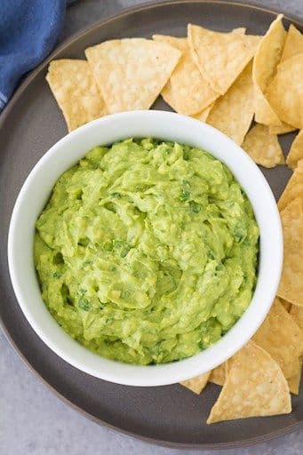 Guacamole fait à la main et croustilles de tortilla cuites au four / Handmade Guacamole and Baked Tortilla Chips