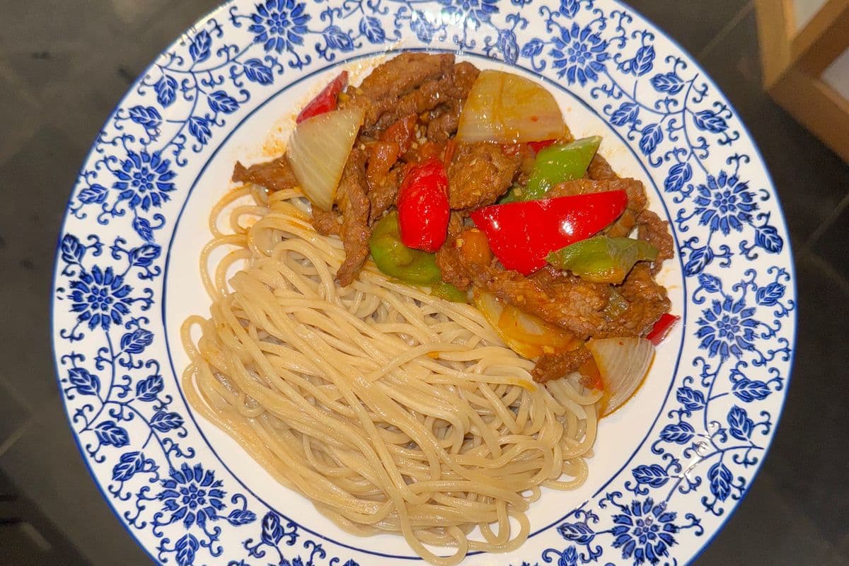 E2 新疆过油肉拌面 Xinjiang fried beef noodles 🌶️