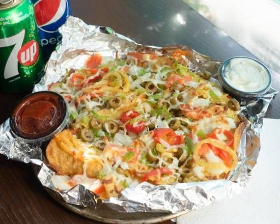 Nachos servi avec salsa et crème sûre