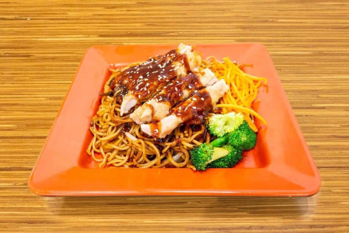Pan Fried Chicken Noodle / 鸡肉炒面