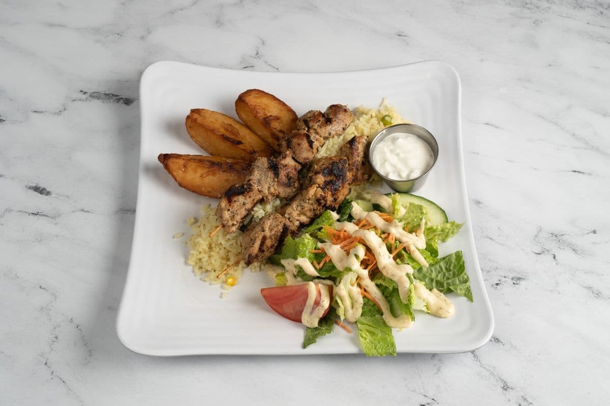 Deux assiettes souvlaki proc / Two Pork Souvlaki Plates