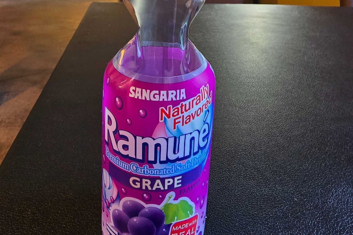 Japanese soft drink (Ramune grape) (110 Cal)