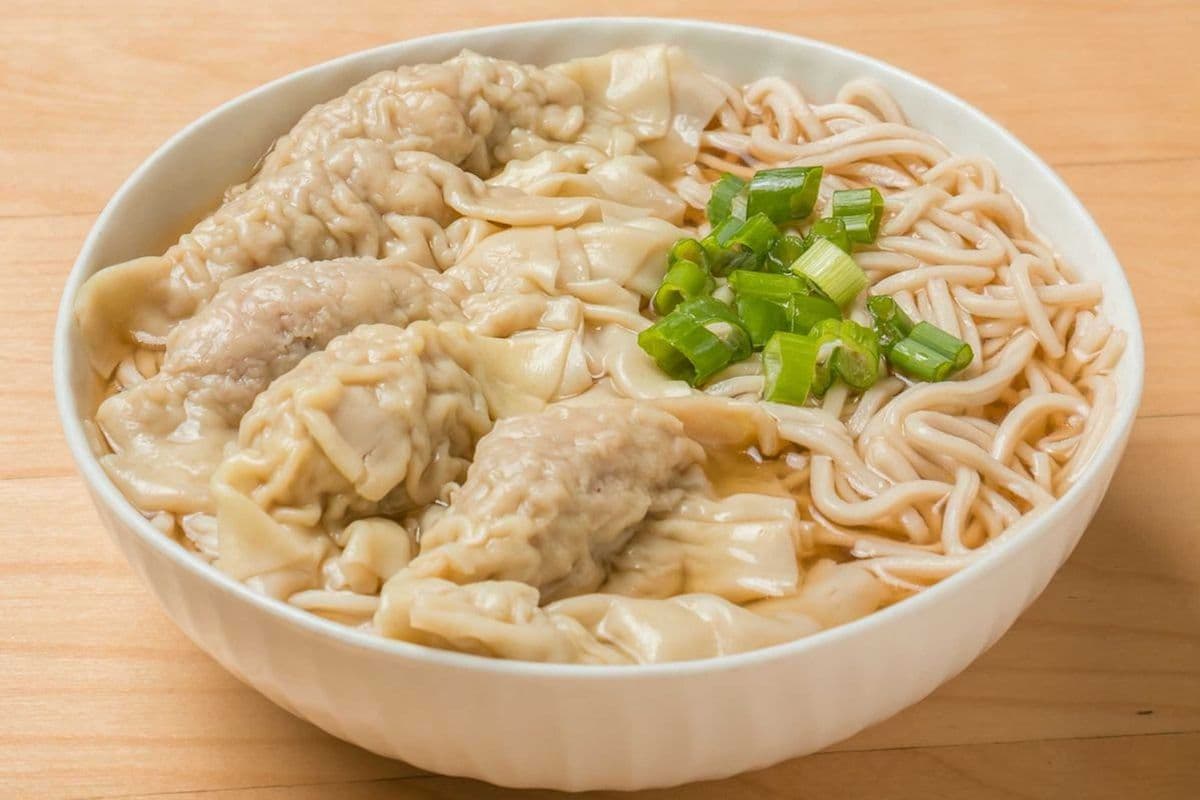 Chicken Vegetable Wonton Noodle Soup (5 pcs)