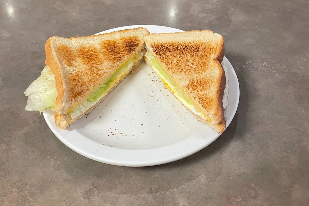 Sandwich aux oeufs frits avec bacon