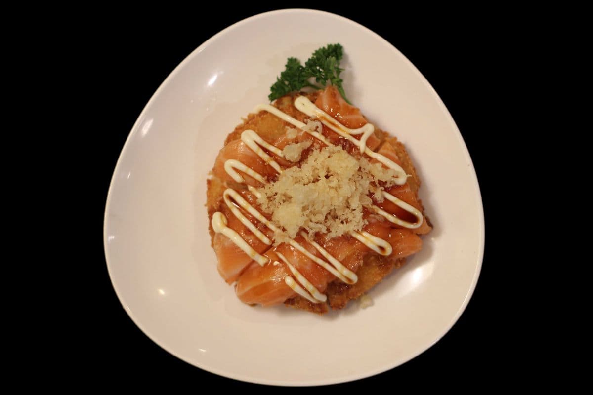 21. Spicy Salmon Pizza (8 pcs)