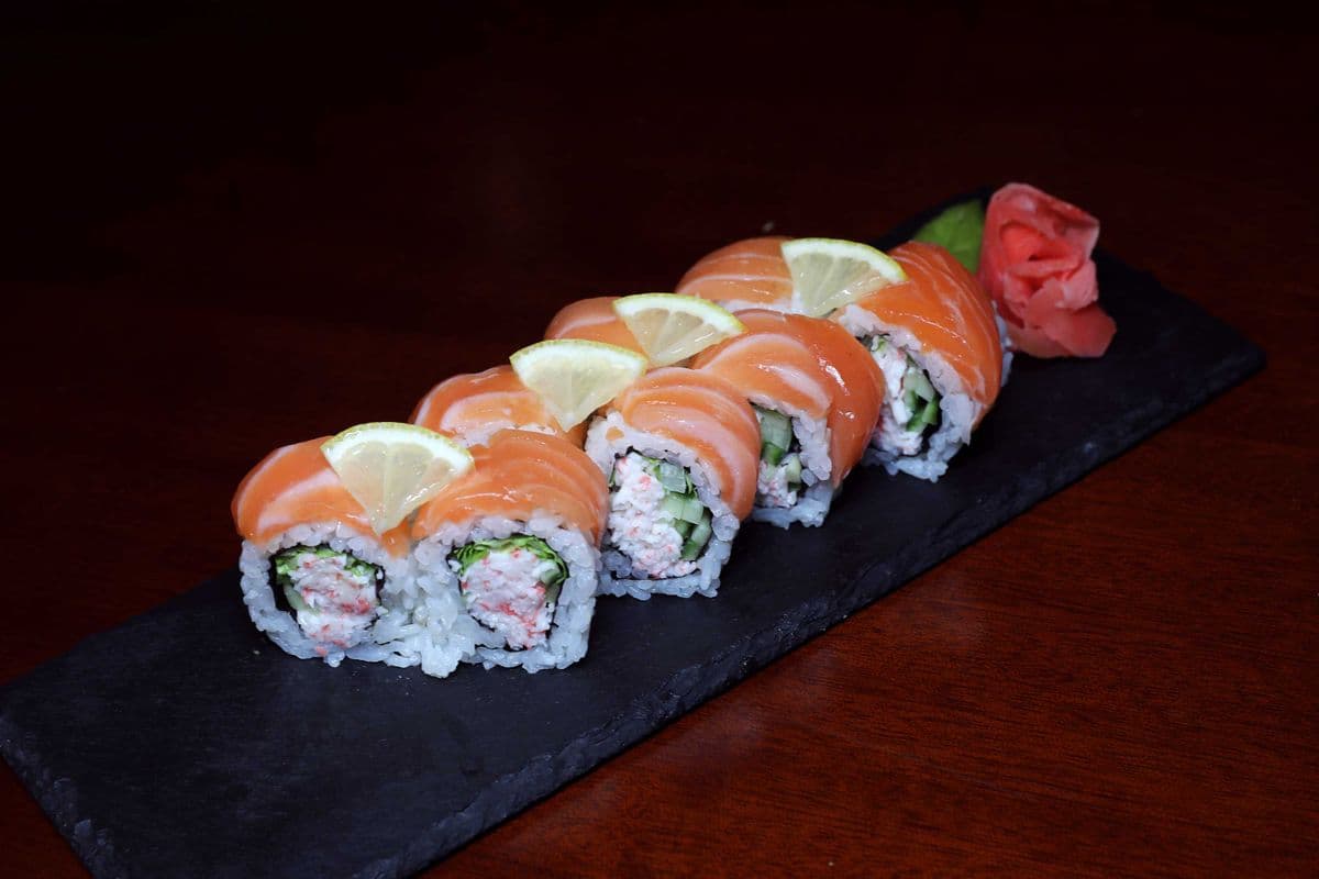 Yuzu Pepper Salmon Roll (8 pcs)