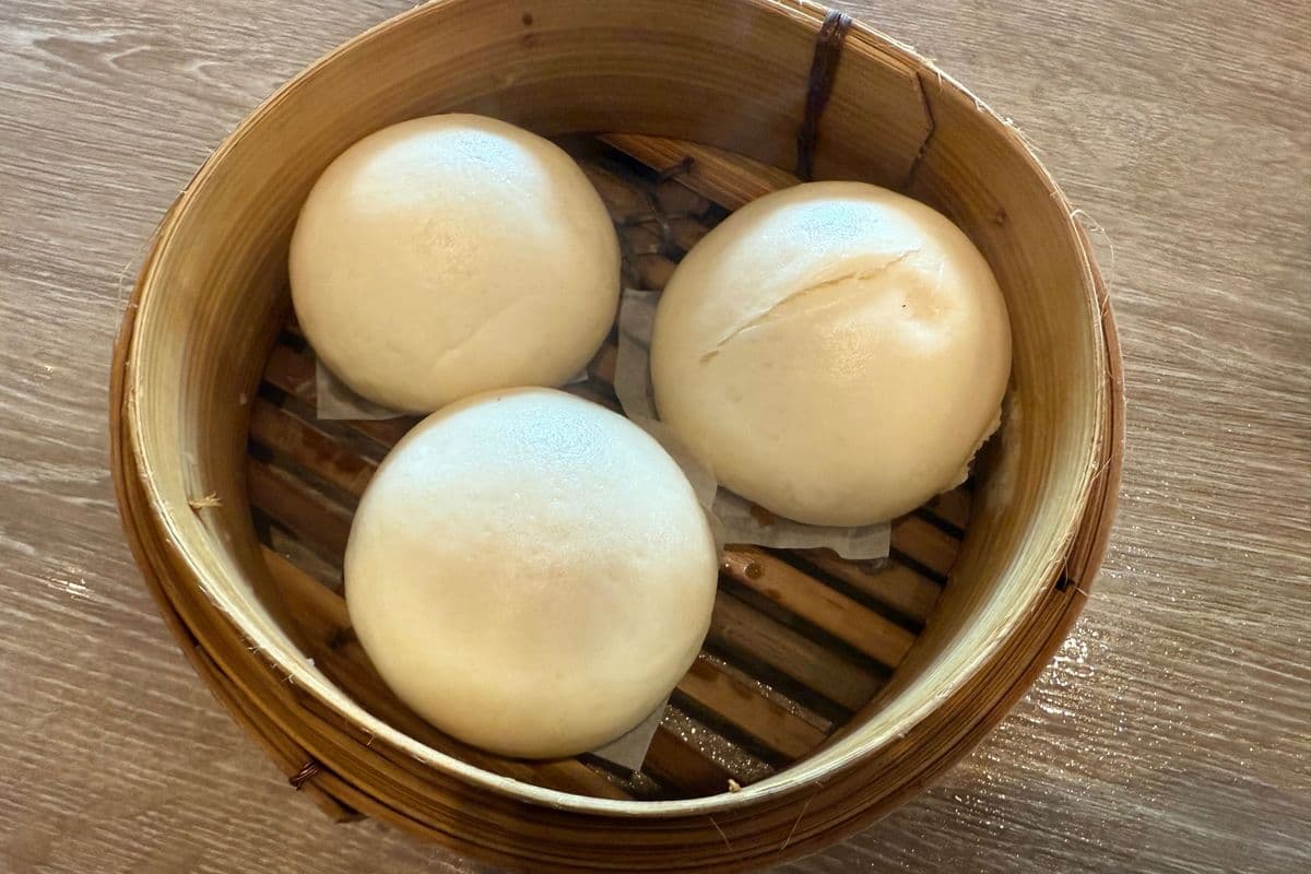 A30 L Steamed Sweet Egg Yolk Bun 金筍汁流沙包