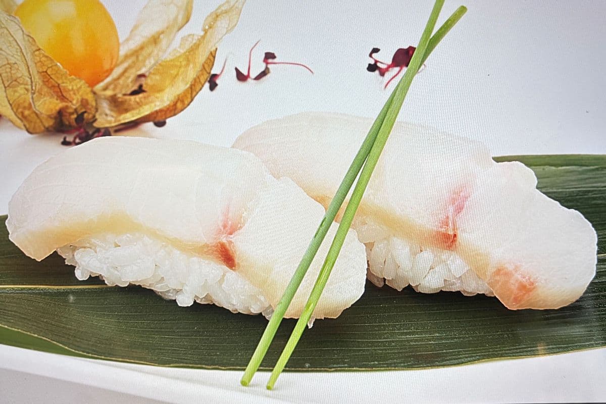 Snapper Sushi (2 pcs)