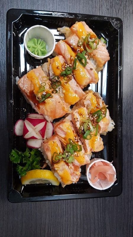 Salmon Torch Pressed Sushi (8 pcs)