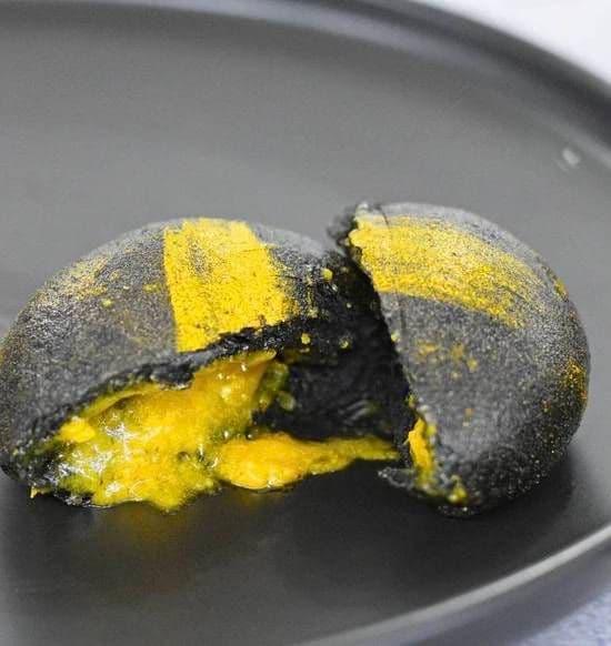 D2. Lao sha bao(Steamed cream custard bun)黑金流沙包 / D2. Lao sha bao (Bao vapeur avec écoulement de crème)