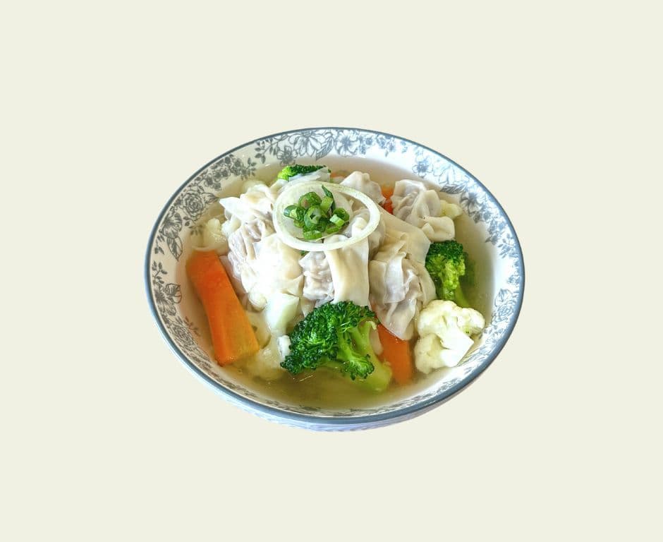 Soupe wonton, nouilles et légumes